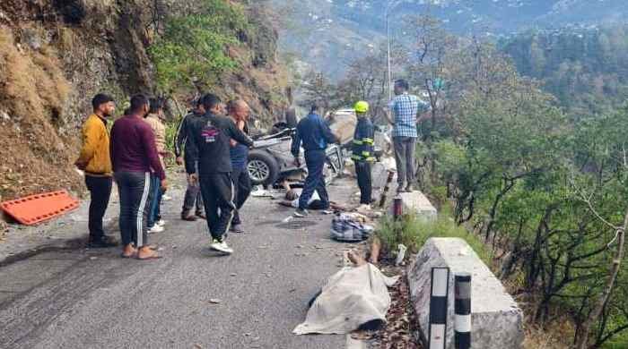 भीषण हादसा: वाहन गहरी खाई में गिरी, 5 लोगों की मौत, 1 घायल