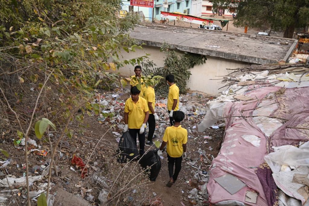 रोटरी क्लब ग्रेटर रायपुर और ग्रीन कंजरवेशन पीपल फाउंडेशन ने खल्लारी मंदिर में चलाया दो दिवसीय स्वच्छता अभियान