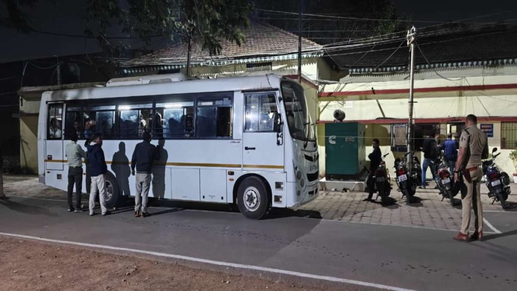 बीजेपी कार्यालय में घुसकर तोड़फोड़ करने के मामले में 30 सहायक शिक्षक गिरफ्तार…