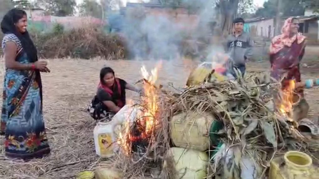 अवैध कच्ची महुआ शराब पर फूटा महिलाओं का गुस्सा, अवैध भट्ठी पर धावा बोल सामग्रियों को लगाई आग…