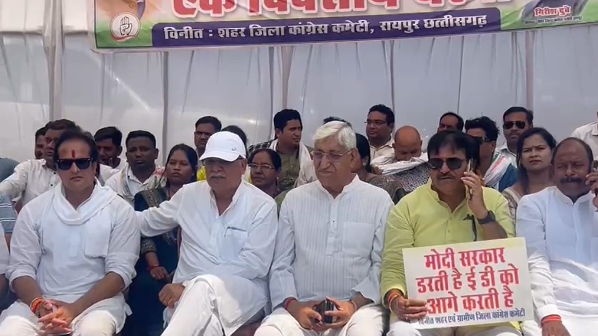 नेशनल हेराल्ड केस में सोनिया-राहुल के खिलाफ चार्जशीट का विरोध, ED दफ्तर के बाहर पूर्व सीएम बघेल, टीएस सिंहदेव समेत कांग्रेसियों ने किया प्रदर्शन