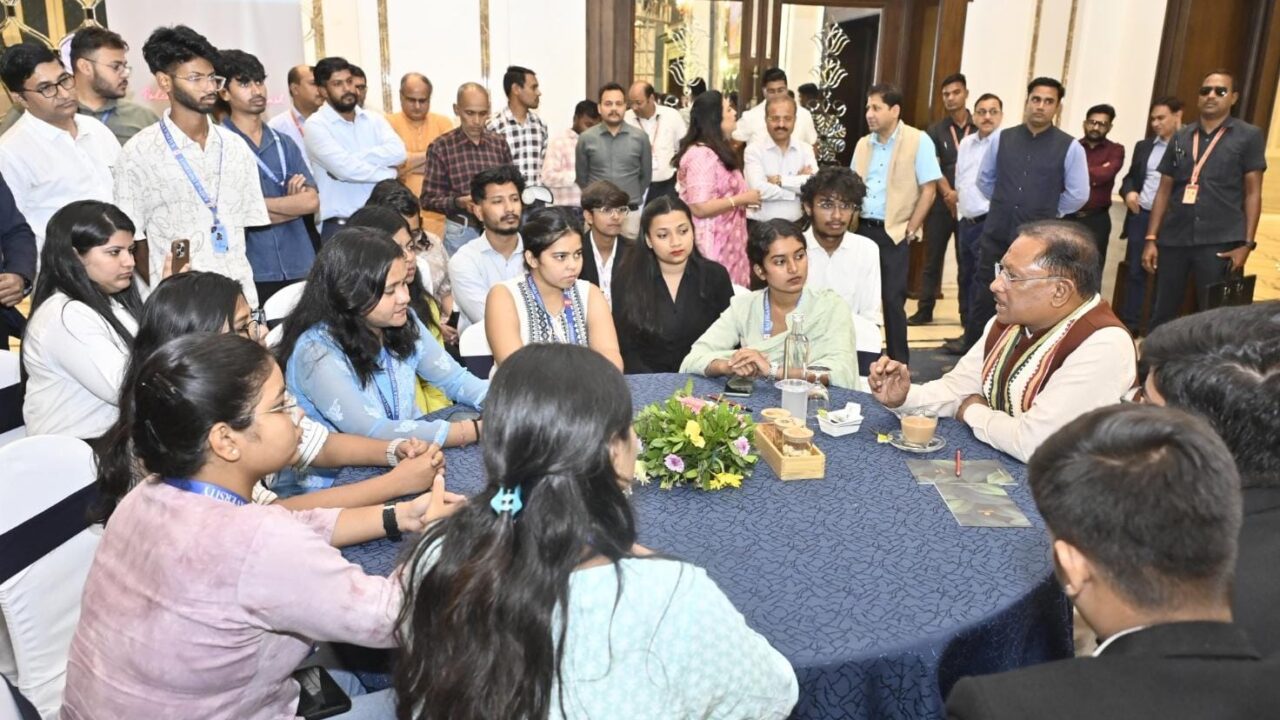 मुख्यमंत्री विष्णु देव साय ने युवाओं के साथ किया आत्मीय संवाद, छत्तीसगढ़ के विकास में युवाओं की भागीदारी को लेकर हुई चर्चा