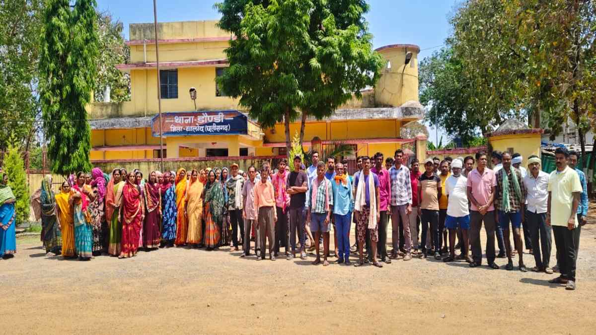आग में झुलसकर महिला की मौत, ग्रामीणों ने किया थाने का घेराव, पति पर लगाया हत्या का आरोप, तीसरी पत्नी थी मृतिका