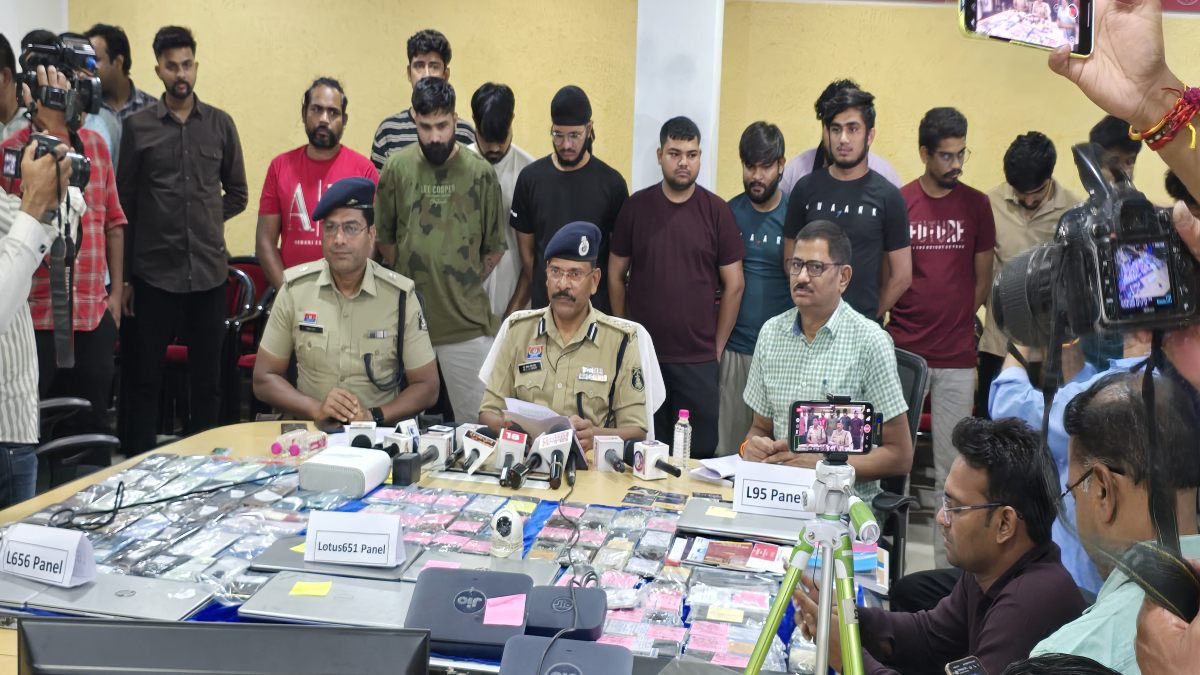 IPL सट्टेबाजी रैकेट का पर्दाफाश: CG पुलिस ने छापेमारी कर महादेव सट्टा एप से जुड़े 14 अंतर्राज्यीय सटोरियों को किया गिरफ्तार, 500 बैंक खातों से करोड़ों की लेन-देन का खुलासा